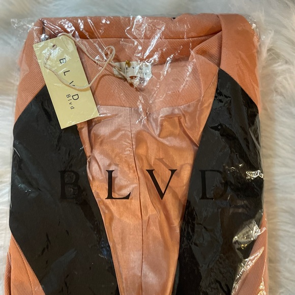 BLVD PEACH OPEN FRONT BLACK COLLAR BLAZER - Picture 10 of 15